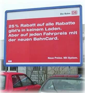 Knallrotes Plakat (Werbetafel) mit dem Text: Die Bahn DB 25% Rabatt auf alle Rabatte gibt's in keinem Laden. Aber auf jeden Fahrpreis mit der neuen BahnCard. Neue Preise. Mit System.